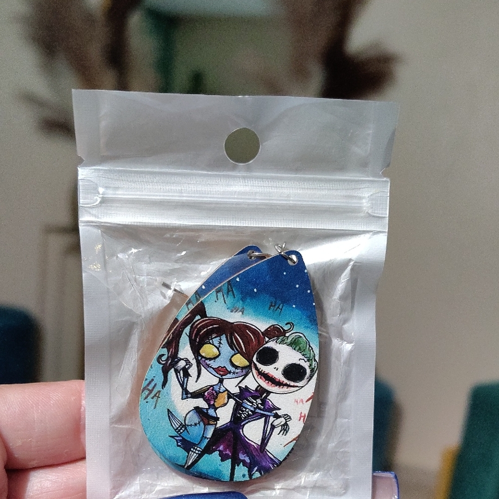 🆕 Harley Quinn & Joker Caricature Wood Earrings